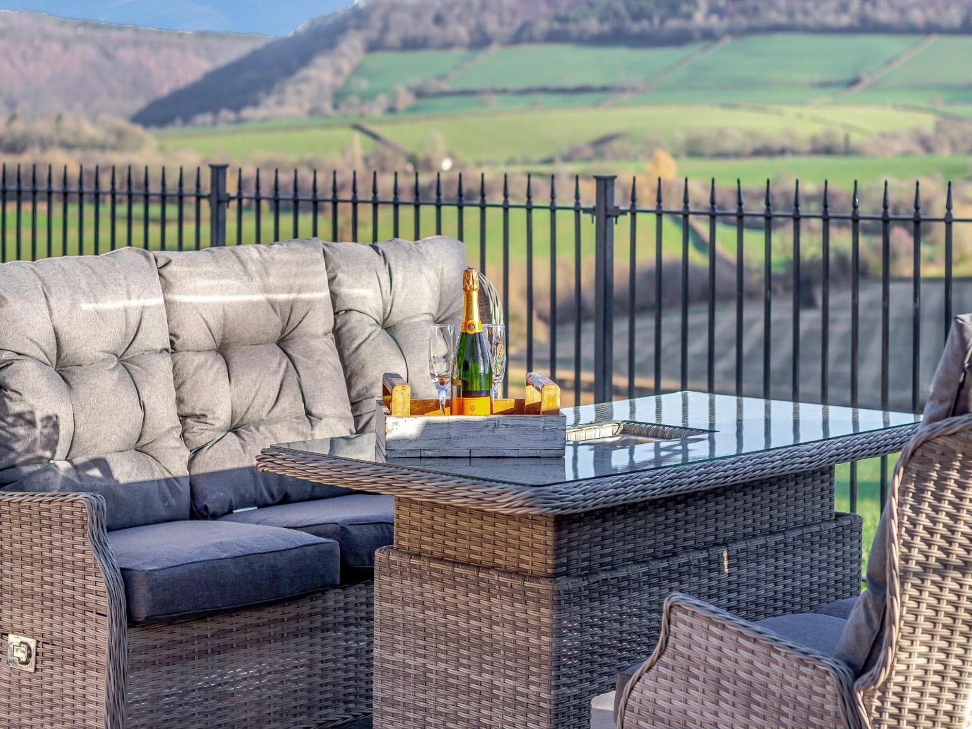 The Lodge Wonastow Екстериор снимка